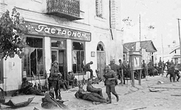 Солдати 1-ї танкової групи Клейста в центрі Звягеля незабаром після завоювання міста