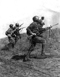 Червоноармійці в контратаці. Фото 1941 року