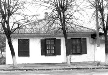 Перший будинок, в якому музична школа розміщувалася з 1946 року до 1954 року (нині — вул. Волі, 10)