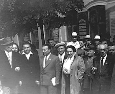 Максим Рильський (1895–1961) (крайній праворуч) та Андрій Малишко (1912–1970) (у центрі) серед новоград-волинців біля Палацу культури ім. Щорса. Фото 1950-х років
