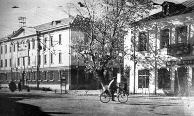 Ліворуч — будинок зв’язку, праворуч — будинок Мармера, де раніше містилася телефонна станція. Фото I пол. 1960-х років