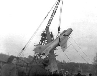 Монтаж пам’ятного знаку «Літак» на честь льотчиків — учасників Великої Вітчизняної війни. Фото весна 1974 року