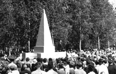 Мітинг на військовому кладовищі, присвячений річниці Перемоги. Фото поч. 1970-х років