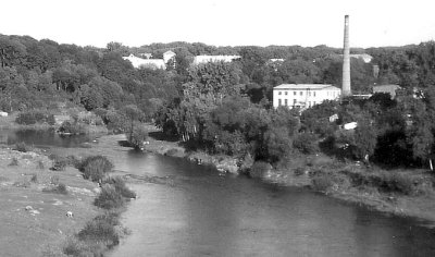 Вид на консервний завод з фортеці. Фото поч. 2000-х років