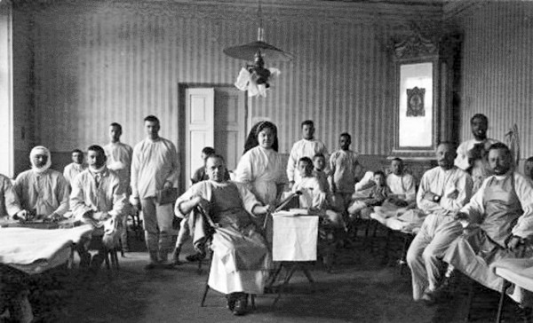 Медичний персонал і пацієнти земської лікарні. 1916 р.