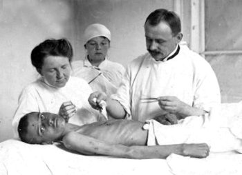 Лікар Вітольд Петрулевич під час огляду хворого на тіф