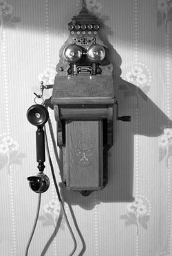 Один із перших телефонних апаратів