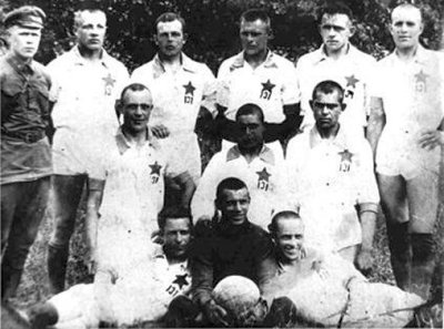 Футбольна команда 131-го Таращанського полку. 1935 рік (з м’ячем – Богуцький, стоїть другий праворуч – Янпольський)