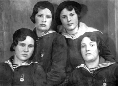 Учениці новоград-волинської школи медичних сестер.
Фото 1937 року