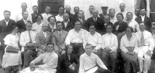 Колектив міської лікарні (фото кінця 1930-х років). У нижньому ряду ліворуч сидить М.І.Лянгус — майбутній керівник підпільної організації міста