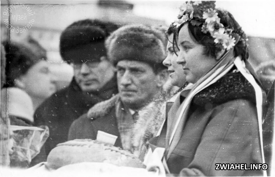 Святкування 100-річниці з дня народження Лесі Українки: Валентина Баранівська (праворуч)