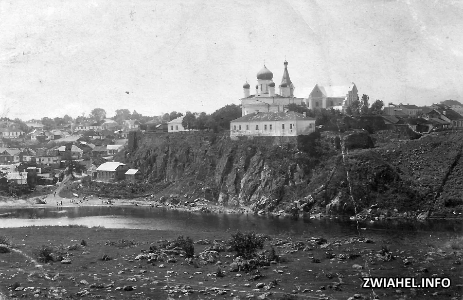 Вид на пагорб з руїнами замку, собором  та костелом у 1910 році