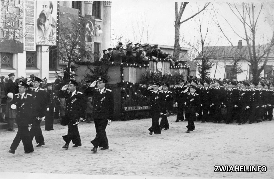Парад з нагоди 40 річниці Жовтневої революції: Військовослужбовці морського училища