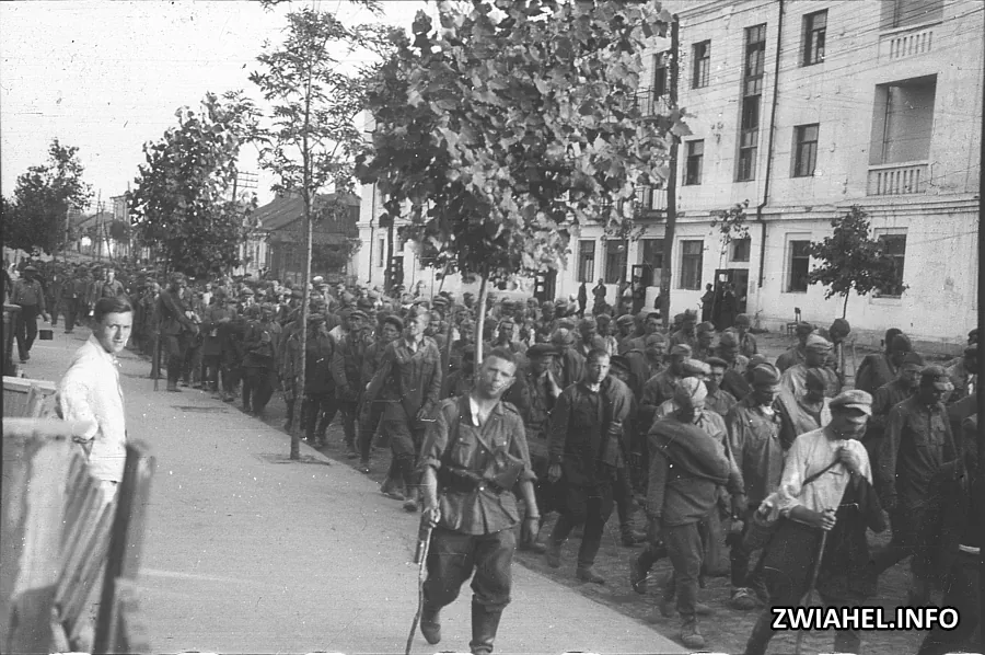 Колона військовополонених Червоної армії у центрі міста