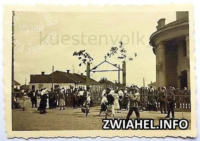 Торговий день на ринковій площі біля церкви (1943 рік)