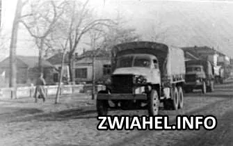 Радянські воєнні автомобілі проходять по вулиці міста, звільненого від нацистів