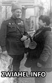 Генерал-майор Петро Ільїн розмовляє з юним партизаном Борисом Огородніковим