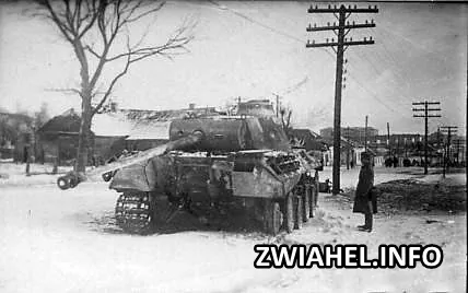 Підбитий німецький танк «Пантера» на вулиці звільненого від нацистів міста