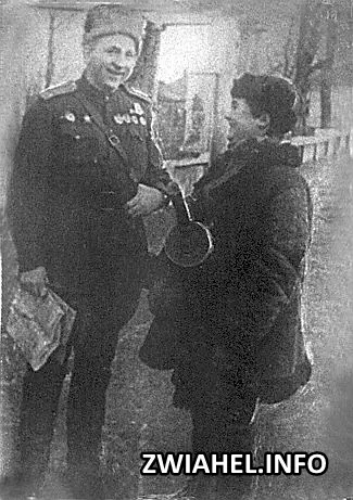 Генерал-майор Петро Ільїн розмовляє з юним партизаном Борисом Огородніковим
