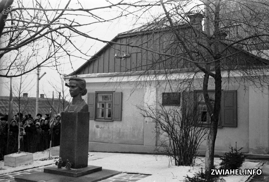 Святкування 100-річчя з дня народження Лесі Українки: біля Музею поетеси