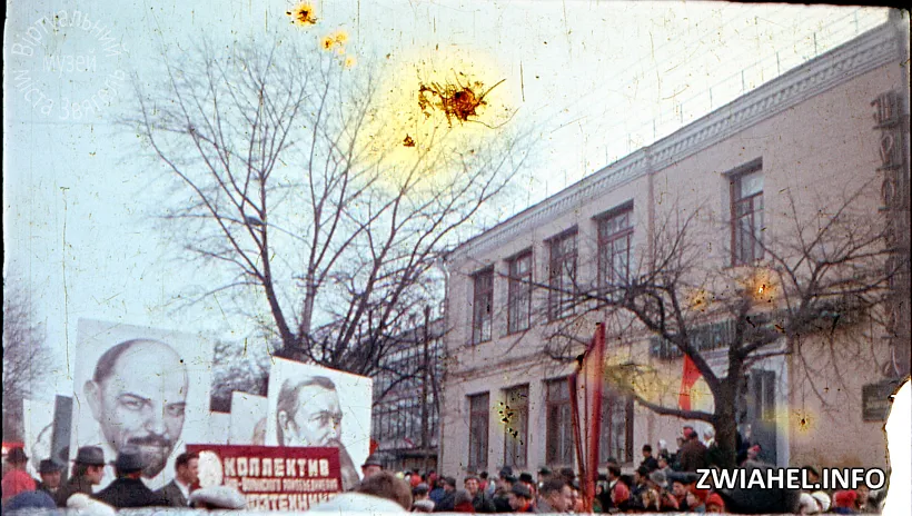 Парад у день Жовтневої революції: біля ресторану «Троянда»