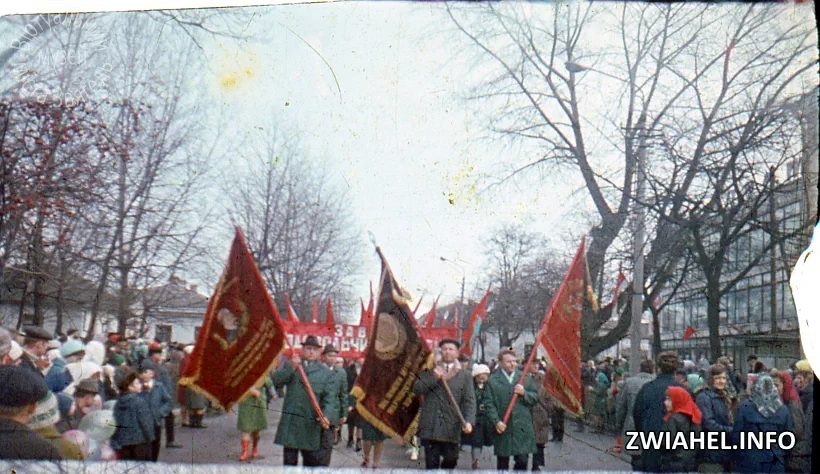 Парад у день Жовтневої революції: біля ресторану «Троянда»