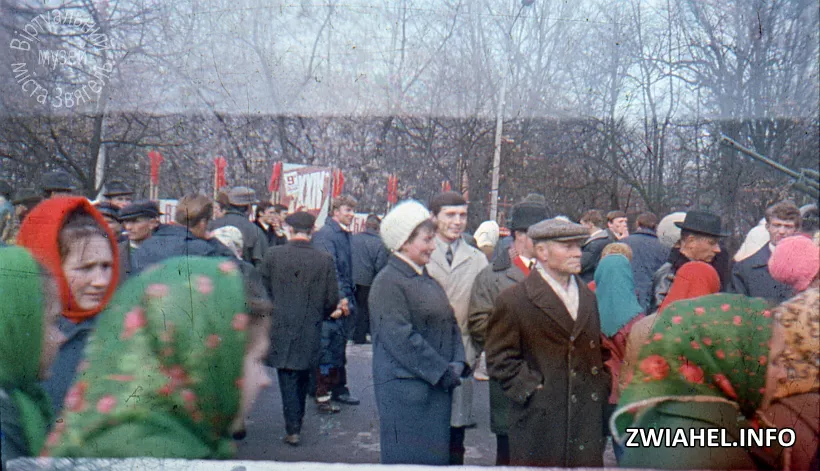 Парад у день Жовтневої революції: біля пам’ятного знаку «Гармата»