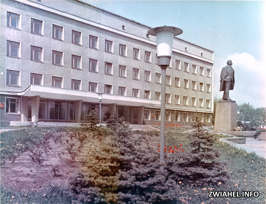 День Перемоги (1981 рік): пам’ятник Лєніну та Будинок рад