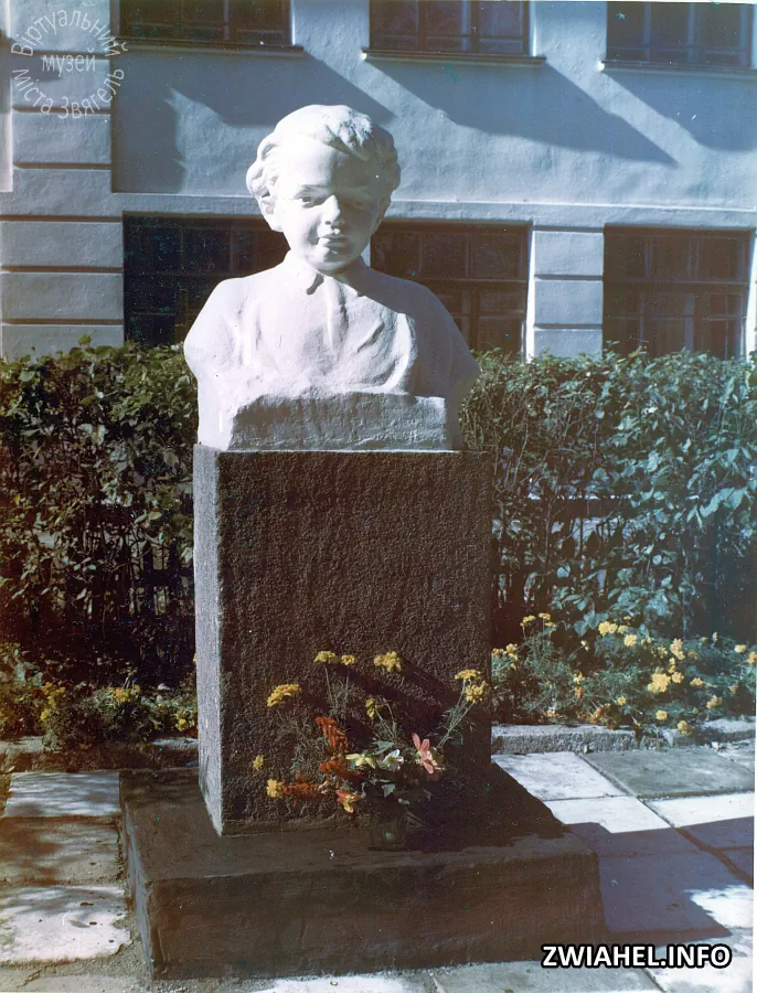 Пам’ятник Володі Ульянову перед Школою № 9