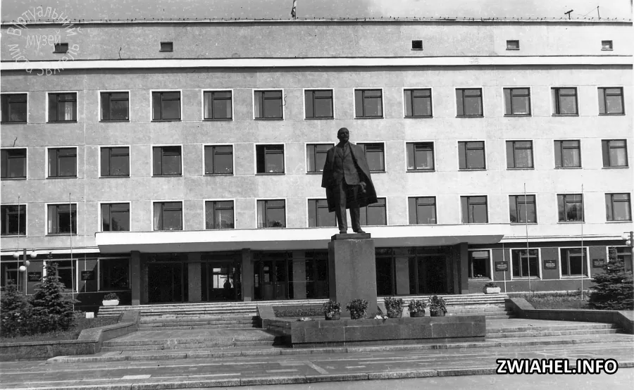 Будинок органів влади та пам’ятник Леніну