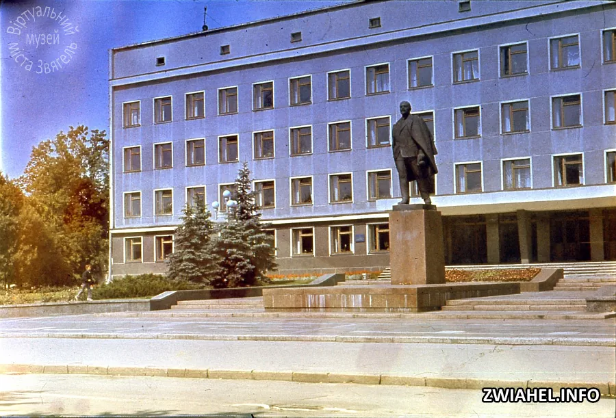 Будинок органів влади та пам’ятник Леніну