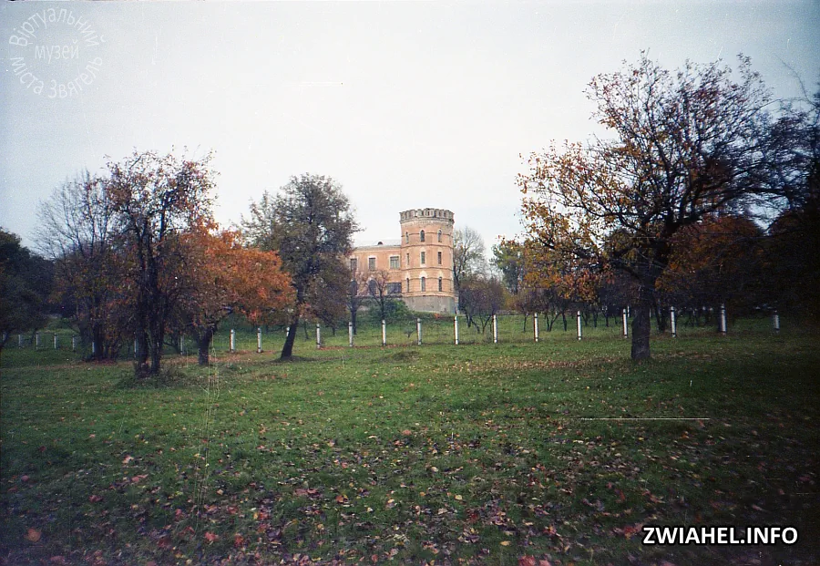 Колишній палац Мєзєнцевих восени 1997 року