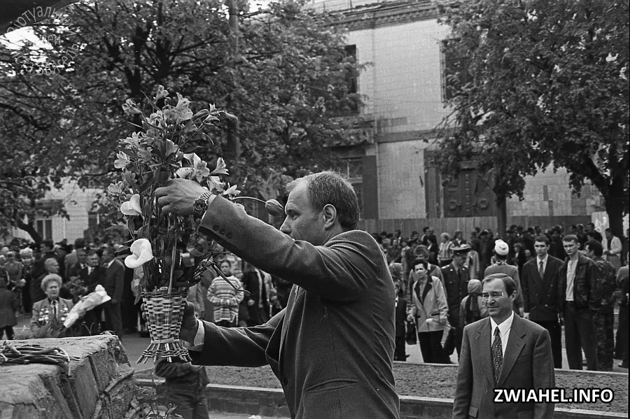День Перемоги (1999 рік): покладання квітів до пам’ятного знака «Гармата»