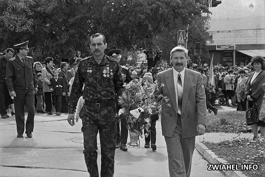 День Перемоги (1999 рік): покладання квітів до пам’ятника воїнам-афганцям