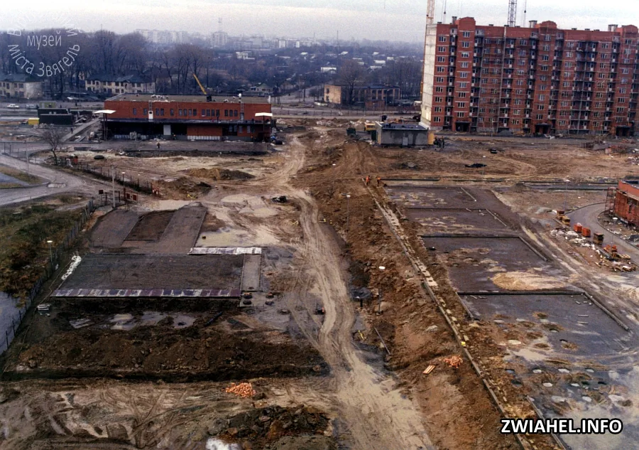 Будівництво «Болгарського містечка». На задньому плані — панорама центральної частини міста