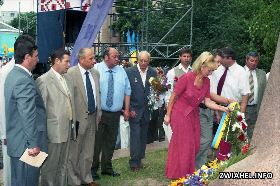 Лесині джерела 2004: покладання квітів до пам’ятника Лесі Українки