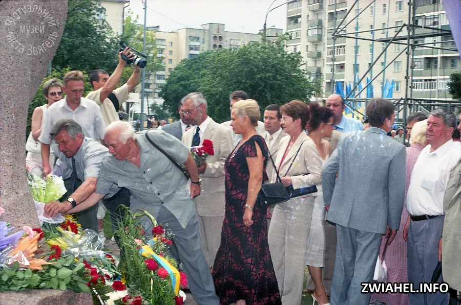 Лесині джерела 2004: покладання квітів до пам’ятника Лесі Українки