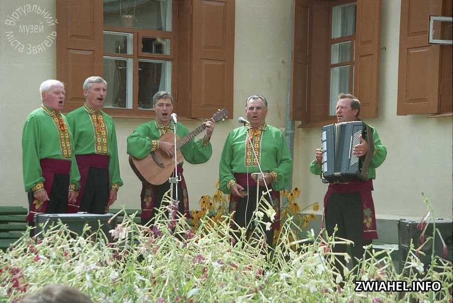 Лесині джерела 2004: святкування в Музеї Лесі Українки. Виступає ансамбль «Хміль»