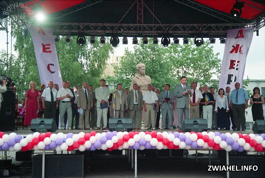 Лесині джерела 2004: святкова сцена на площі Лесі Українки