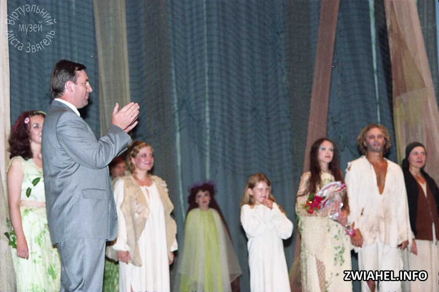 Лесині джерела 2004: вітання акторів вистави «Лісова пісня» у Палаці культури
