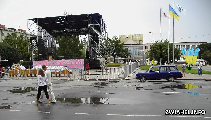Свято міста 2007: концертний майданчик на площі Лесі Українки