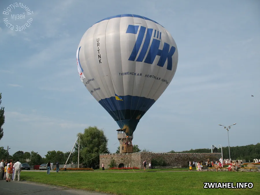 Свято міста 2007: запуск повітряної кулі з території замку