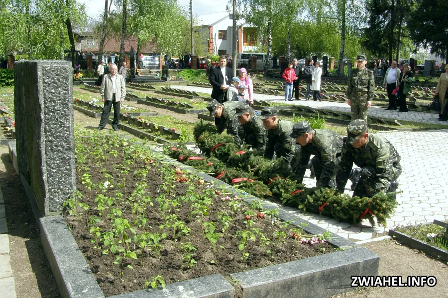 Покладання вінків на Військово-меморіальному цвинтарі у День Перемоги