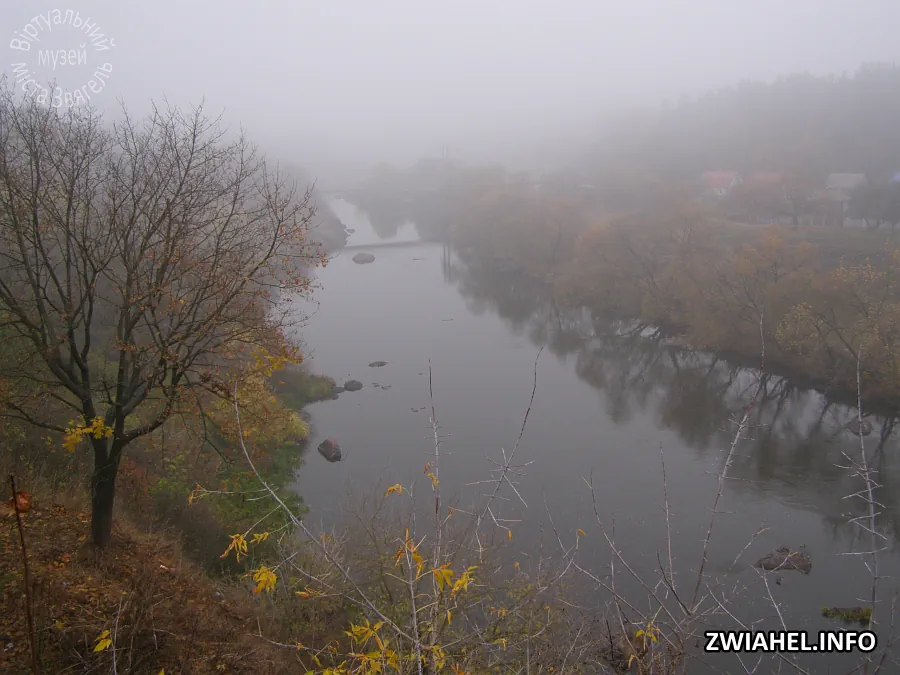 Вид на річку Случ у напрямку пішохідного мосту із замкового пагорбу восени 2009 року
