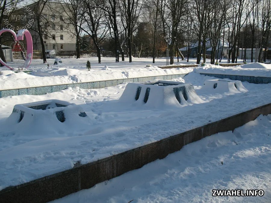 Міський парк взимку: фонтан