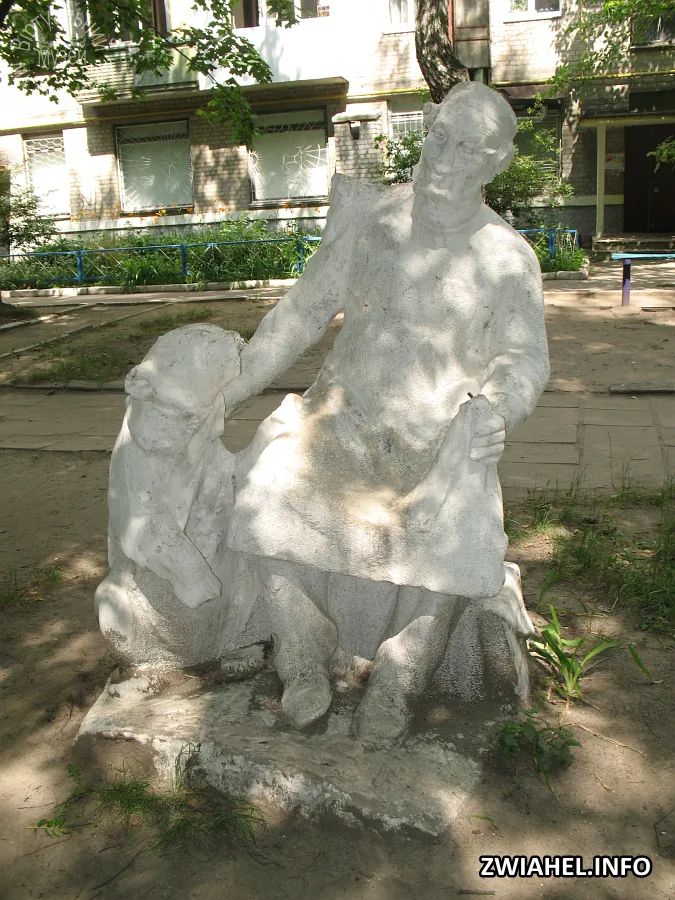 Скульптурна композиція «Доктор Айболить» у подвір'ї будинку №6 по вулиці Пушкіна