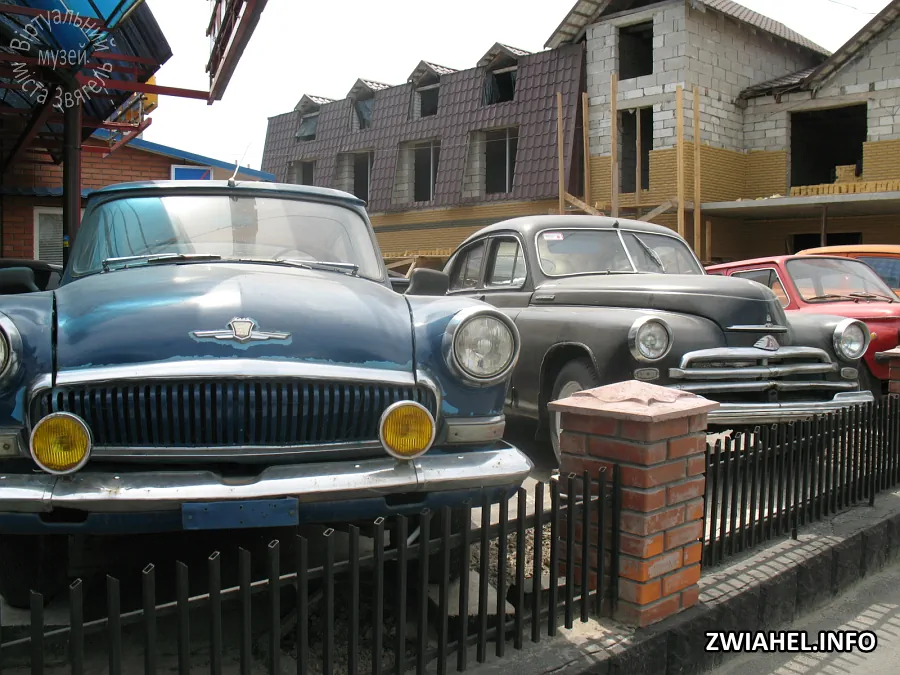 Ретро-автомобілі біля автомагазину по вулиці Житомирській