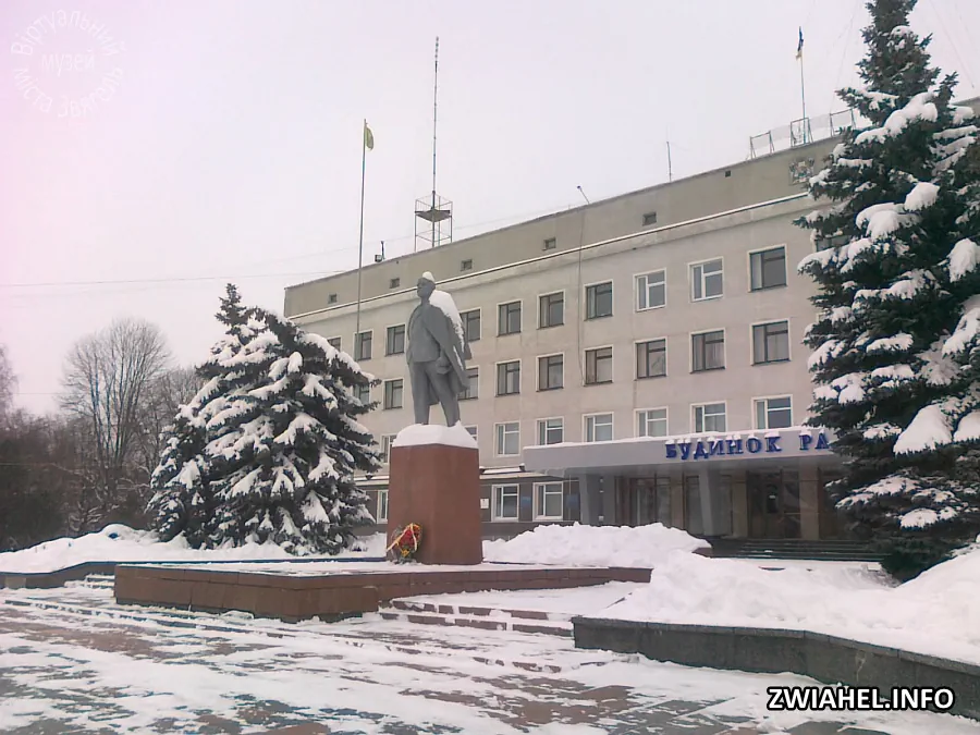 Зимове місто: будинок рад і пам’ятник Леніну