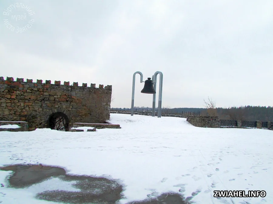 Пам’ятний знак «Дзвін» на території замку