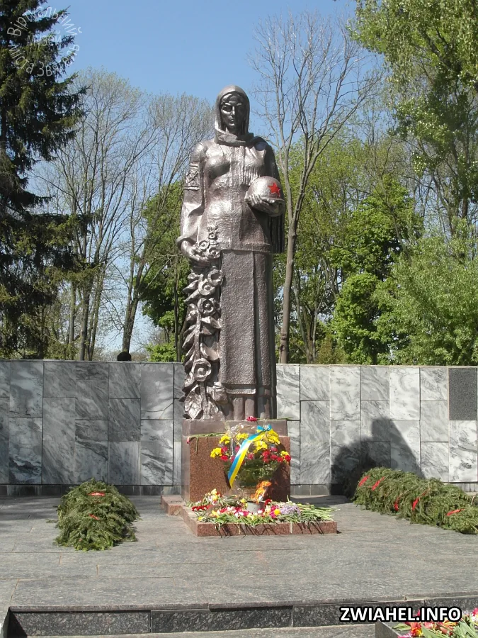 День Перемоги, 2014 рік: ритуальний майданчик і пам’ятник «Скорботна мати»